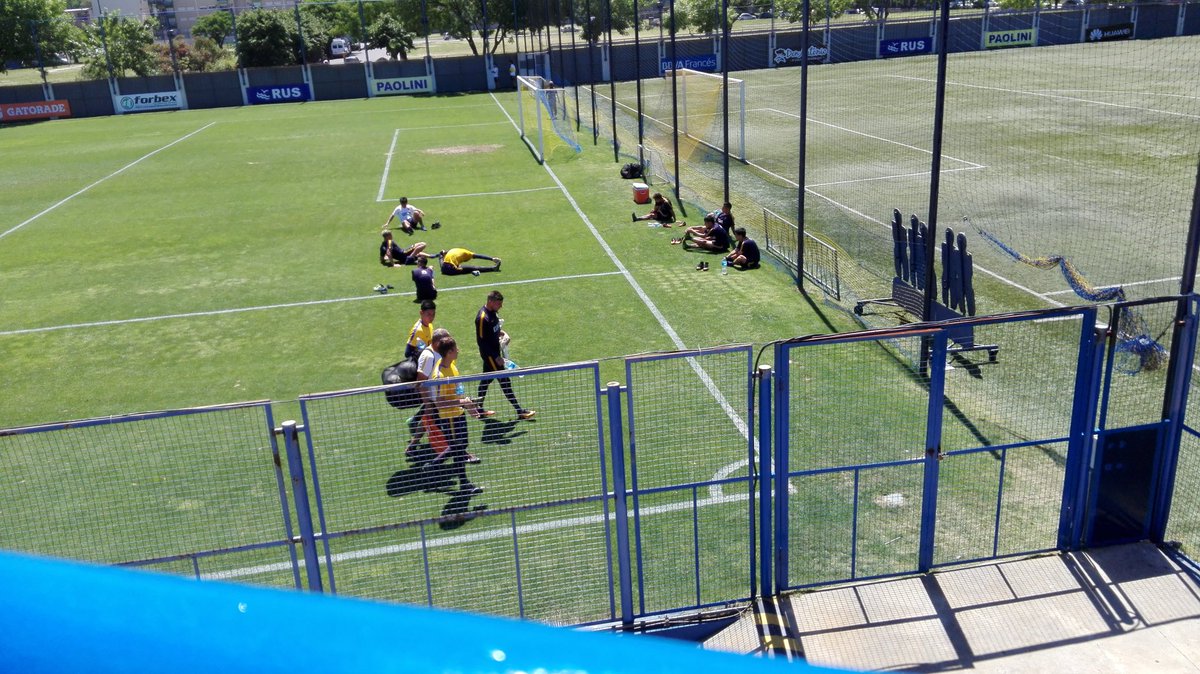 ElQuinquela's tweet photo. #Reserva final del entrenamiento. Elonga el equipo de @Flacoschiavi https://t.co/lQwiDsXi4I