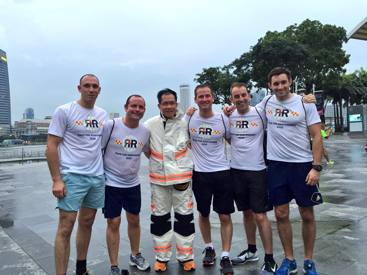 LFBextrication's tweet photo. Pleasure to have met the Commissioner of #sgfpc Singapore Fire & Rescue service at our 5k challengers run event #teamlondon #overseas 🇸🇬 https://t.co/Y2WoowlssO