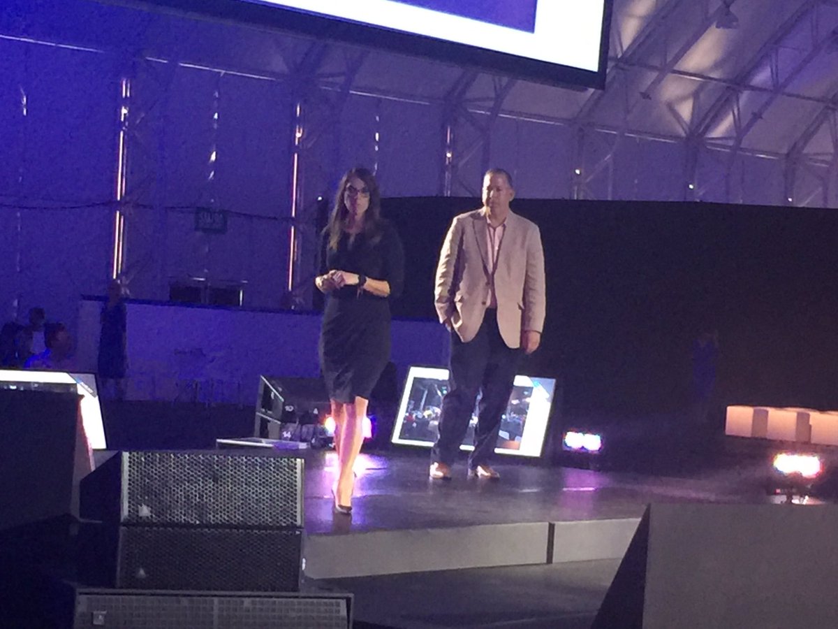 ercruzv's tweet photo. Lucesita Méndez, SE Manager and Leonardo González, Sales Director starting the event! #vforumbogota2016 #vmwarelatam #vforum2016 https://t.co/SrkiZtpsxc