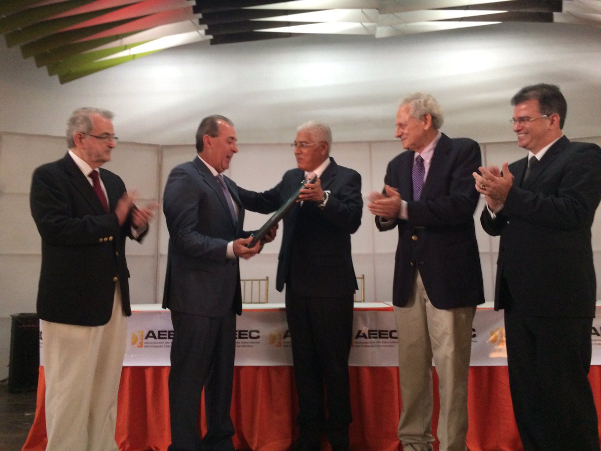 gonates's tweet photo. Entrega de la orden Mérito Ejecutivo por parte de la Junta Directiva de @AsoejecutivosEC a Tulio Hidalgo https://t.co/stcyLMluqj