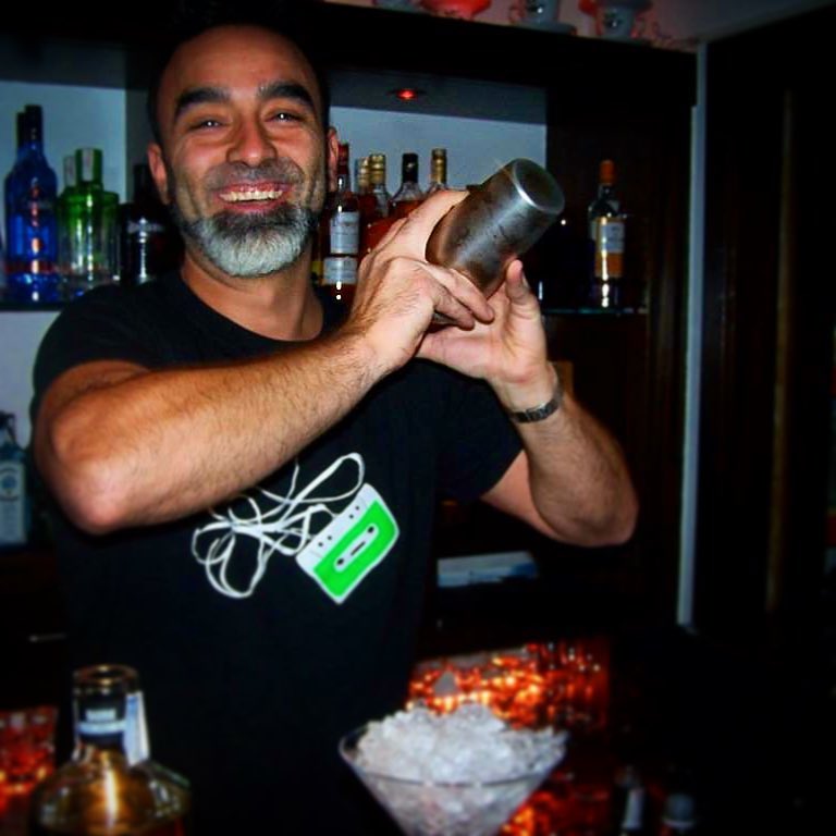 La_Cassette's tweet photo. Nuestro Alfonso preparando #SomeVelvetMorning para el 1er Concurso de Coctelería de #Basmoon #lacassettevitoria #cocktails #vitoriagasteiz https://t.co/1jxUkpdxCO
