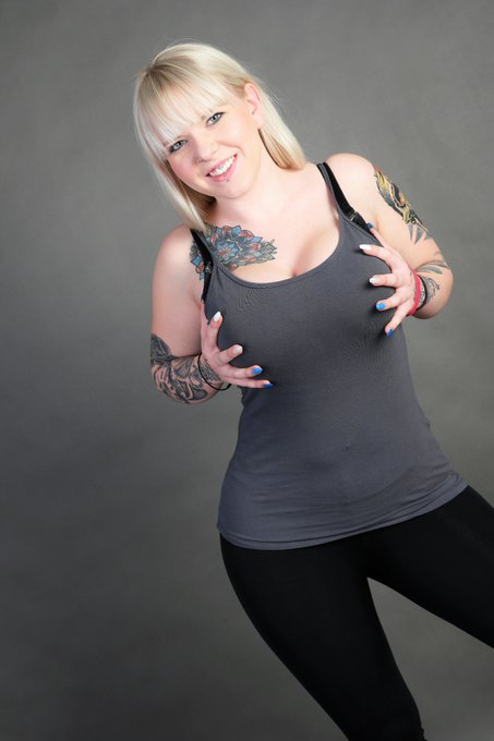 Nurnoch ein Tag, dann steht schon wieder das #Wochenende vor der T&uuml;r :) Wer geht morgen nach #K&ouml;ln und<a href="/tag/wochenende"class="tags">#Wochenende</a><a href="/tag/k%C3%B6ln"class="tags"><span>#k&ouml;ln</span></a><a href="/tag/jetzterstrecht"class="tags"><span>#jetzterstrecht</span></a>