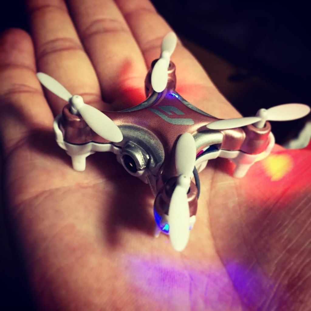 kondo_orange's tweet photo. スタッフにプレゼントしたミニドローン!
#drone #ドローン #ITeens Lab. #手のひらサイズ https://t.co/oaf1Kda8zZ https://t.co/nNg9SNixv4