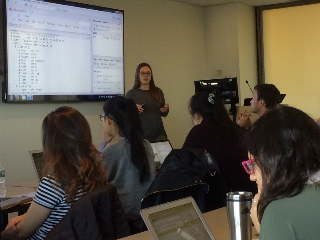 EKTBenn's tweet image. Great #IntroToR lecture w/ @GradSchoolSinai Instructor & @SinaiBiostats #statistician & #Rprogrammer @Maria_sssss!