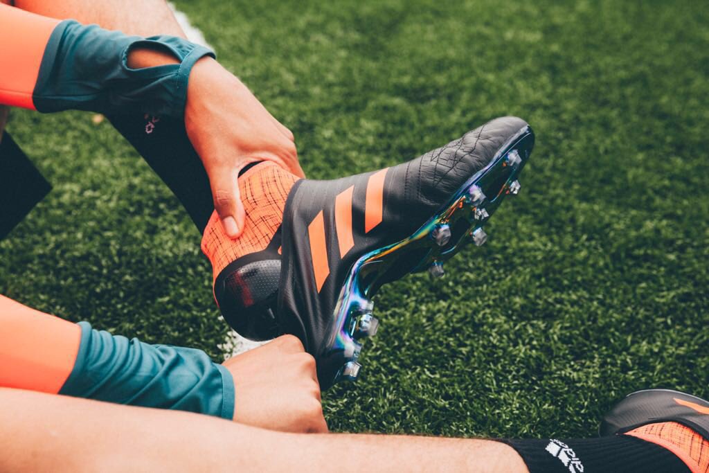 We've got an <a href="/adidasUK/">adidas UK</a> glitch code to give out to one of our followers. RT &amp; follow and we'll pick a winner at 10pm #GLITCH16