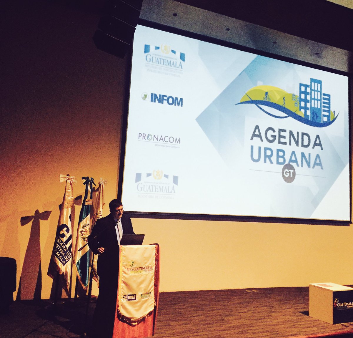 Da inicio la conferencia de <a href="/QuiqueGodoy/">Quique Godoy</a> con Agenda Urbana GT en #InvestmentSummit2016 #GIS2016