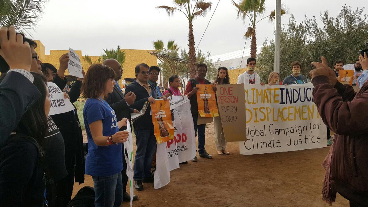 NinaMbirkeland's tweet photo. Demonstrationfor rights of climate displaced people at #COP22 #DDisplacement https://t.co/apHCIpz0Fj