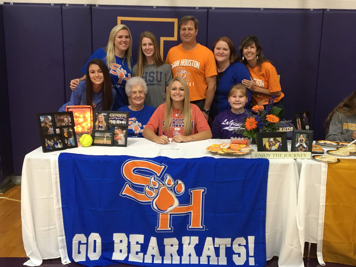 Darrrby_'s tweet photo. So blessed to be going to SHSU! I'm so thankful for everyone &amp; I'm so glad I got to sign with my life long friend on this special day. 🔶🔷 https://t.co/2skHtjhTWx