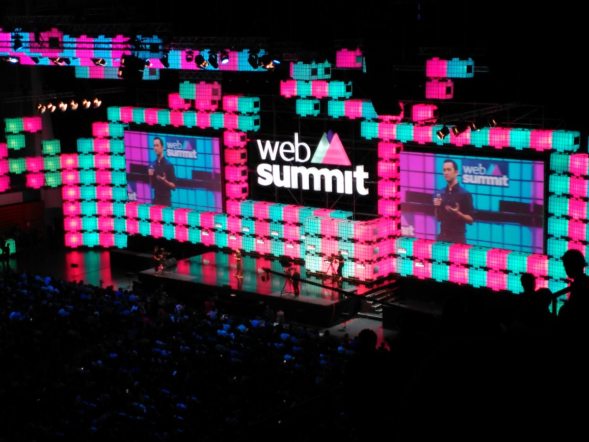 _p_carvalho's tweet photo. "The difference between a crowd and a community" 
#WebSummit #websummit2016 #Lisbon #ScientificToolbox https://t.co/9ZvCiFgjFb