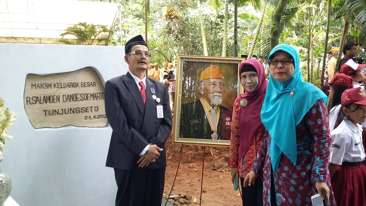Rosyidsaja's tweet photo. #Mengikuri Upacara Penancapan Bambu Runcing Berbendera Merah Putih di Pusara HR SOENARTO Sempor Kebumen 10/11/16 https://t.co/N2DWXrxiYK