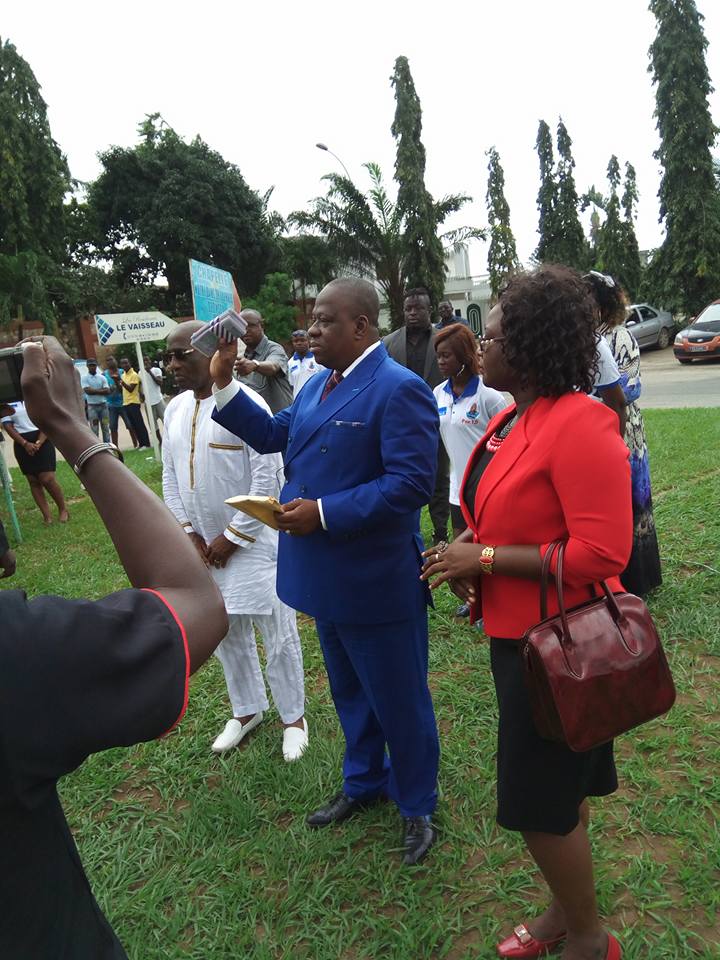 ProfTiemoko's tweet photo. Le @ProfTiemoko aux cotés des populations de Cocody. https://t.co/fxrsNGCdfG