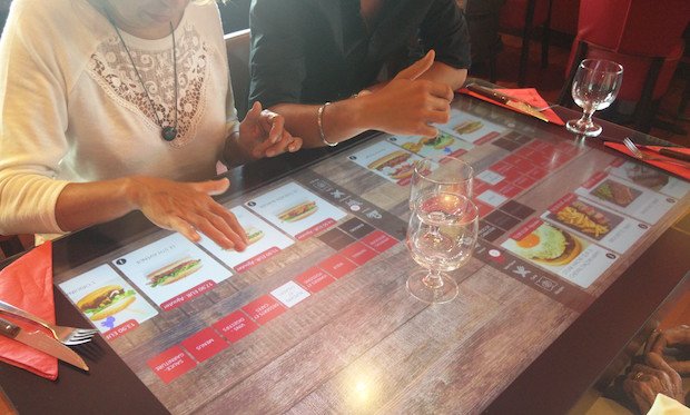 Ресторан столе меню. Интерактивный стол в ресторане. Сенсорный стол в ресторане. Интерактивные столы для кафе и ресторанов. Стол планшет ресторан.