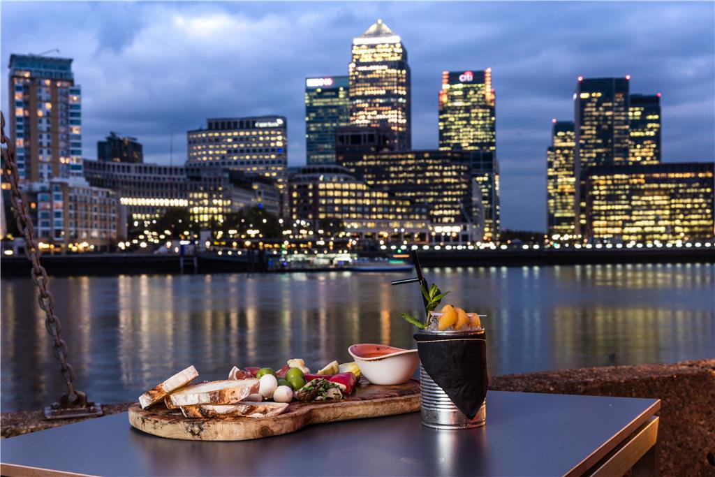 ColumbiaRest's tweet image. Food tastes so much better when it's accompanied with a great view, right?

#London #CanaryWharf #SE16 #Food #View #Delicious #NightOut