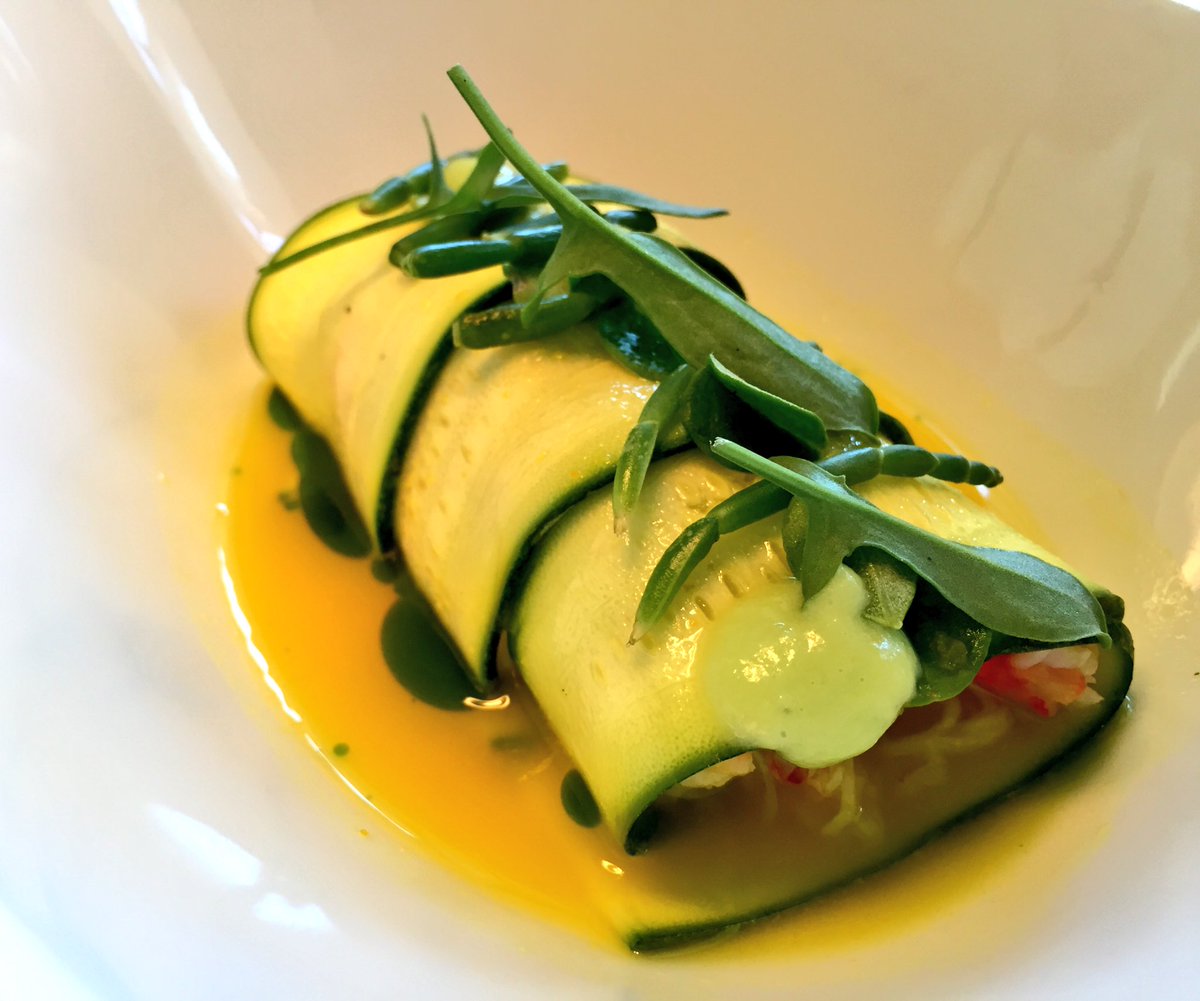 Centolla fresca con mayonesa de espárragos envuelta en zapallo italiano, jugo de jengibre/limón/cúrcuma y salicornias en <a href="/EuropeoRest/">Restaurant Europeo</a>