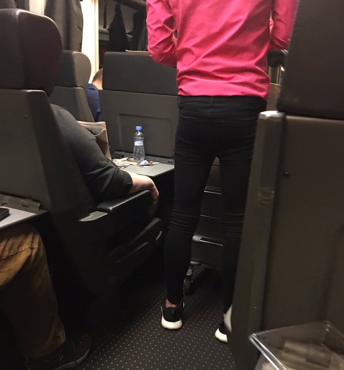 Martysek13's tweet photo. Tomu jinak roztomile vypadajícímu klukovi muselo dát hodně práce než se nacpal do těch kalhot. Tvl. co je to za módu 😤😂 #Regiojet #Stevard https://t.co/VOTVY2YzCo