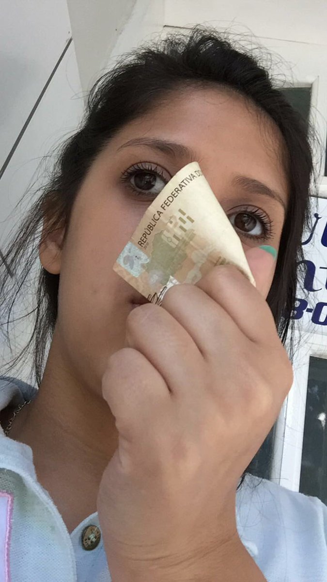 nathmf13's tweet photo. A sarah é tão noia que te cheirando até dinheiro https://t.co/UjNgNskfbI
