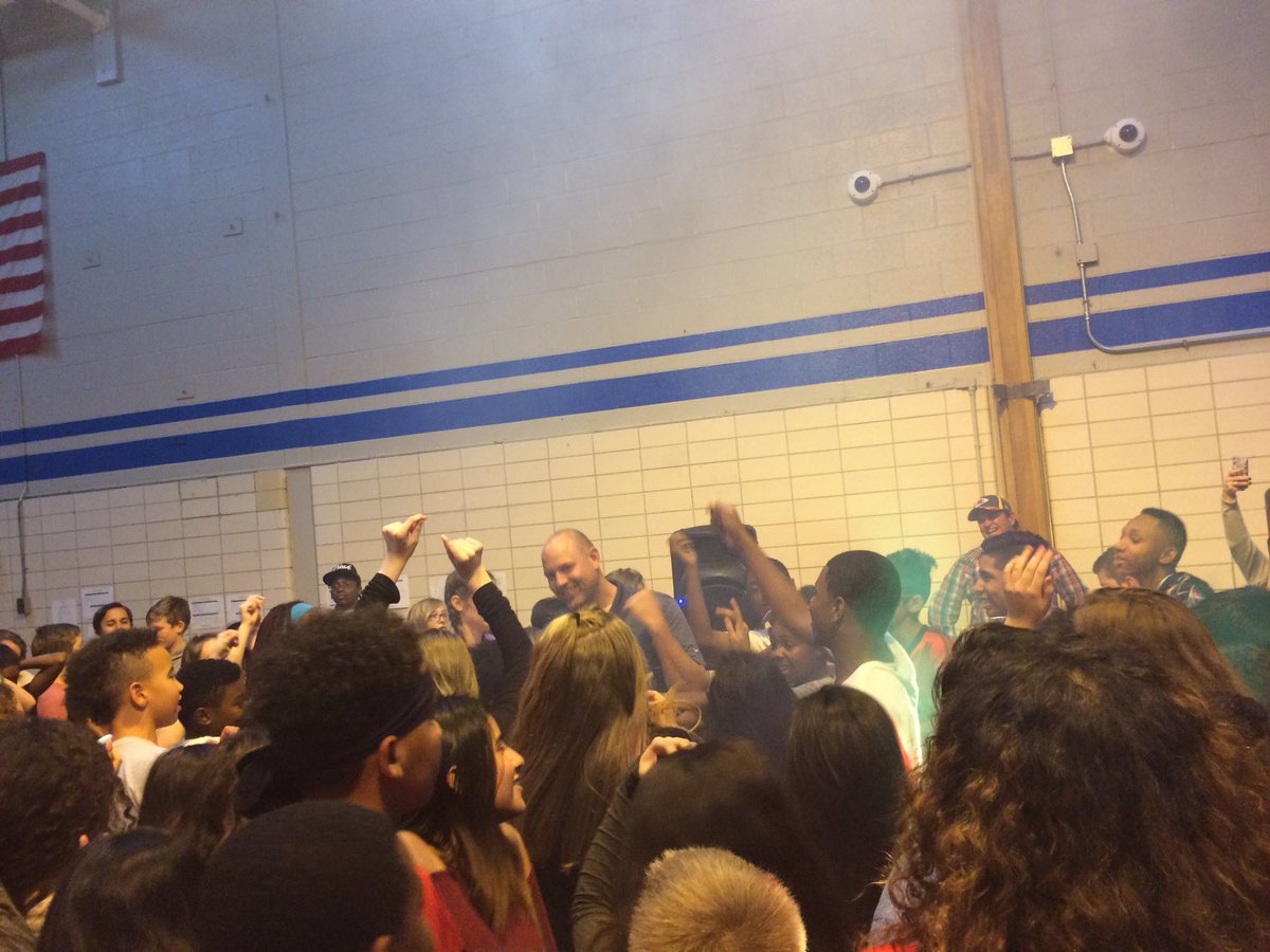 jenbrethour's tweet photo. Our Mixer @WRidgeMS is Out of this World! #dancingmachines #ohsofun #ilovemiddleschoolkids https://t.co/HCmpMzRIPl