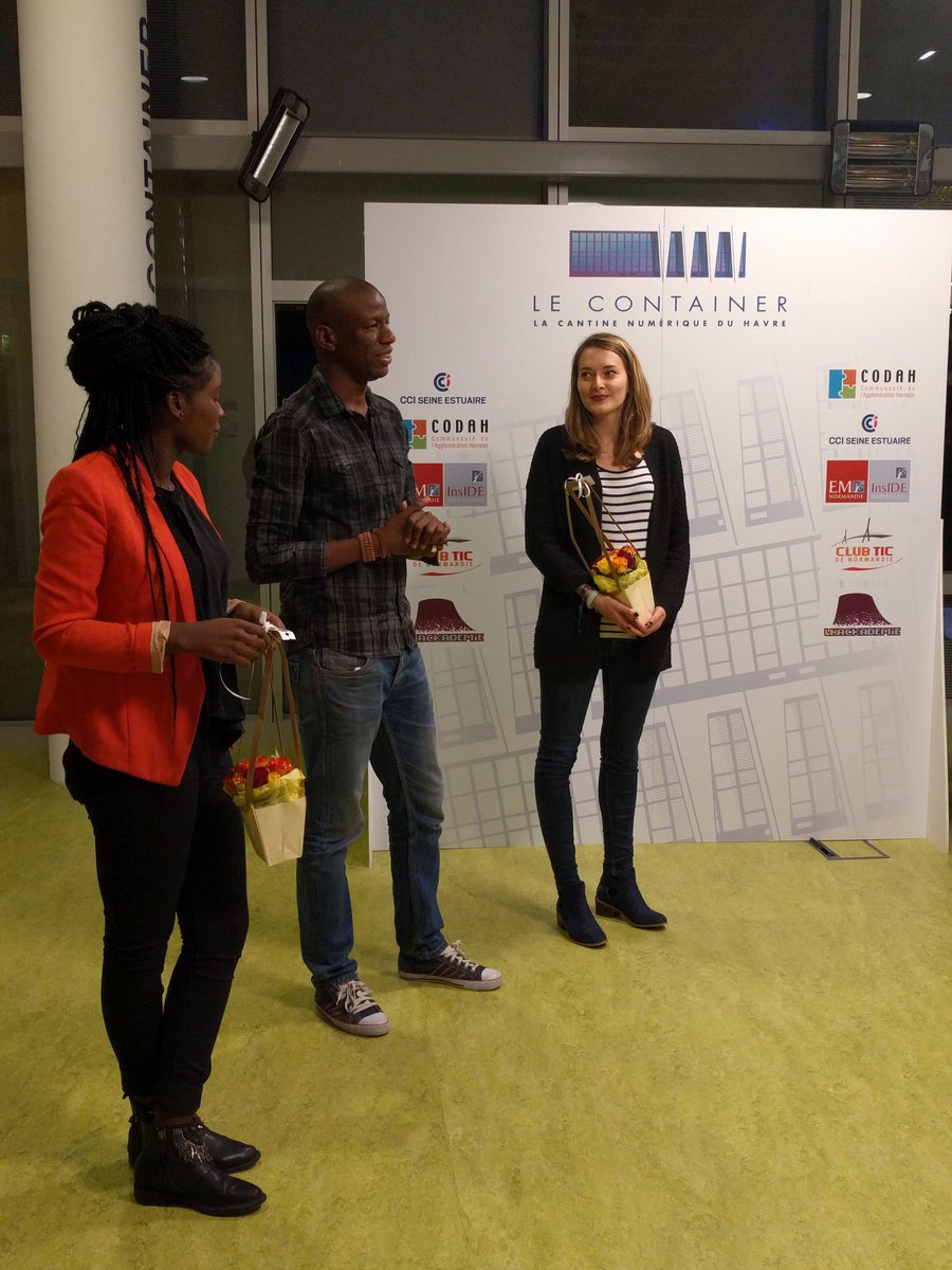 EnMarcheLeHavre's tweet photo. Passation de pouvoir entre @bou_na et @AudreyVRAC au @LeContainer à l'occasion de son anniversaire. #CantineNumerique #Coworking @BeeLeHavre https://t.co/VwH7q7XSTF