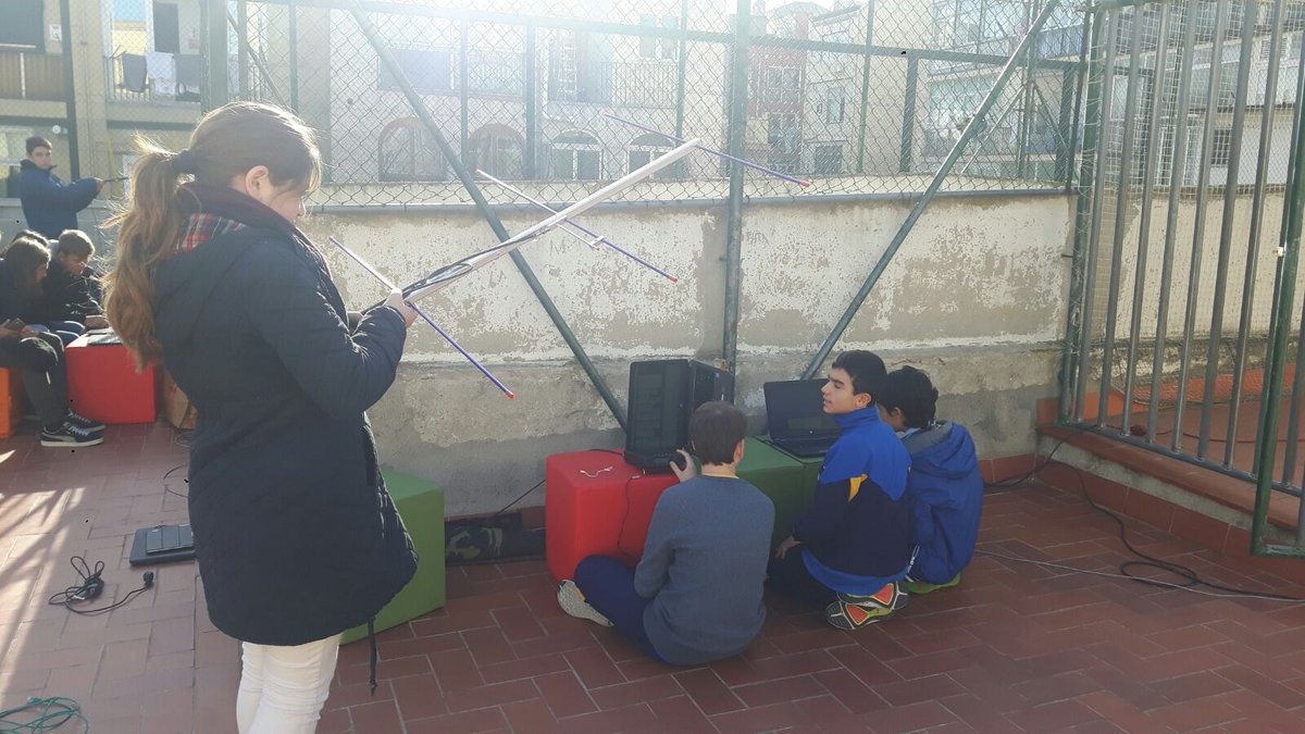 ec3ua's tweet photo. Taller de recepció del satèl·lit FunCube-1 a l'escola @ANS_Poblenou. Felicitats per la gran motivació que heu demostrat. Ha estat un èxit! https://t.co/Z3rWgdYPjt