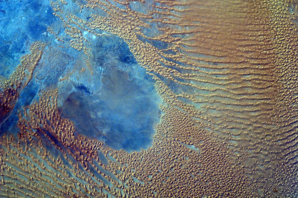 DiscoverMag's tweet image. Thank middle school students for this beautiful image of the Sahara shot from the ISS: bit.ly/2fG6aSk @yulsman