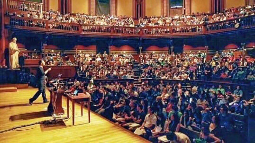 ValaAfshar's tweet image. Left: 2004 Zuckerberg @Harvard lecture 

Right: 2016, Zuckerberg is CEO of world&apos;s 6th most valued company #techonomy16