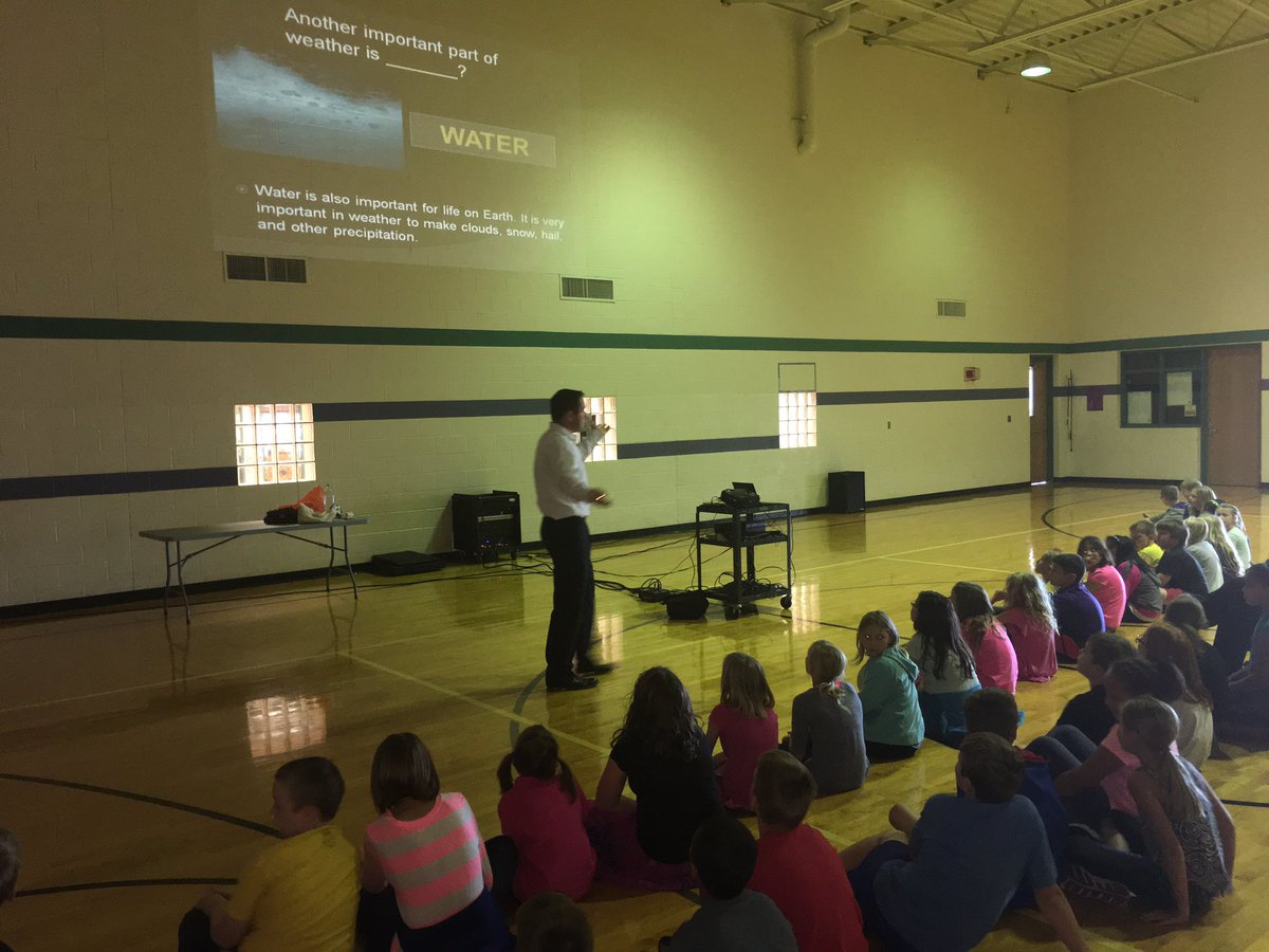 allencmca's tweet image. Thanks go out to Ross Janssen for teaching our Eisenhower Elementary 4th graders about weather. #eeslearn @USD418 @KWCHRoss