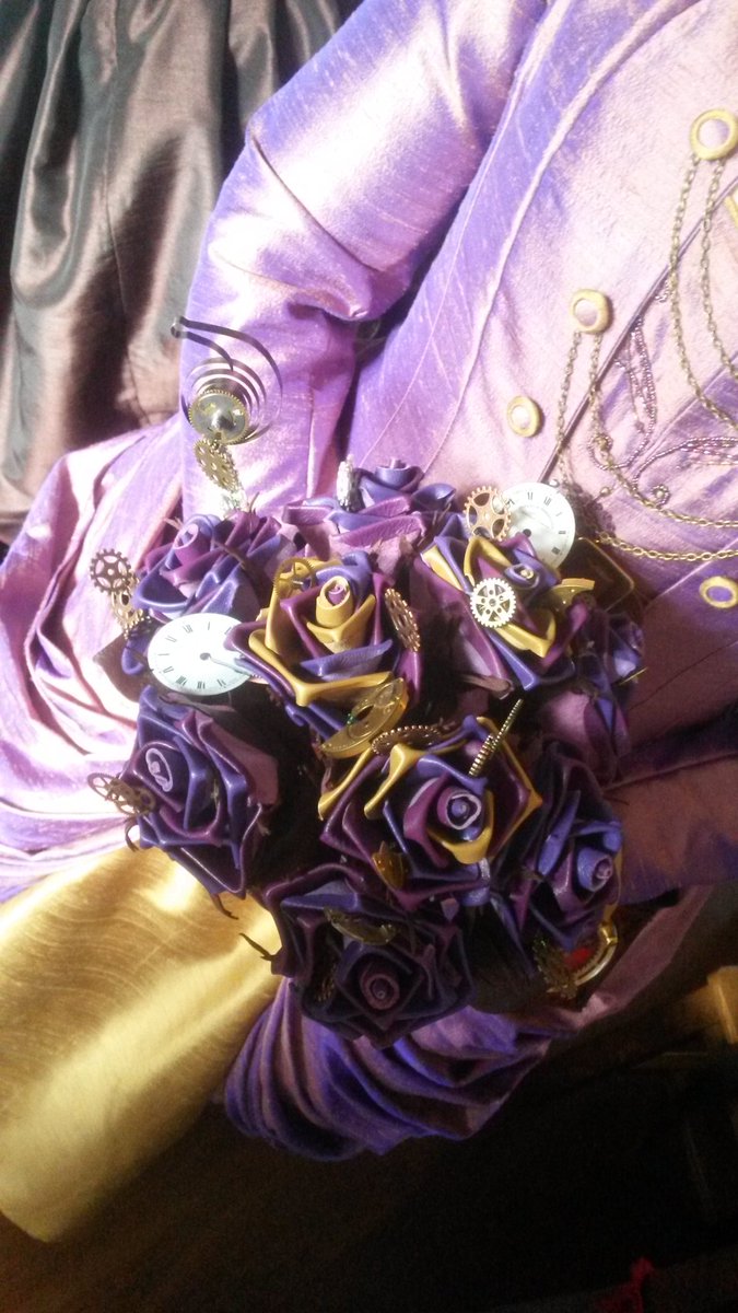 #theamedhair #steampunkwedding #steampunk #bride #weddinghairspecialist 🙌 oh i LOVE a #theamedwedding! victorian inspired bun! <a href="/Hair_Hour/">#HAIRHOUR</a>