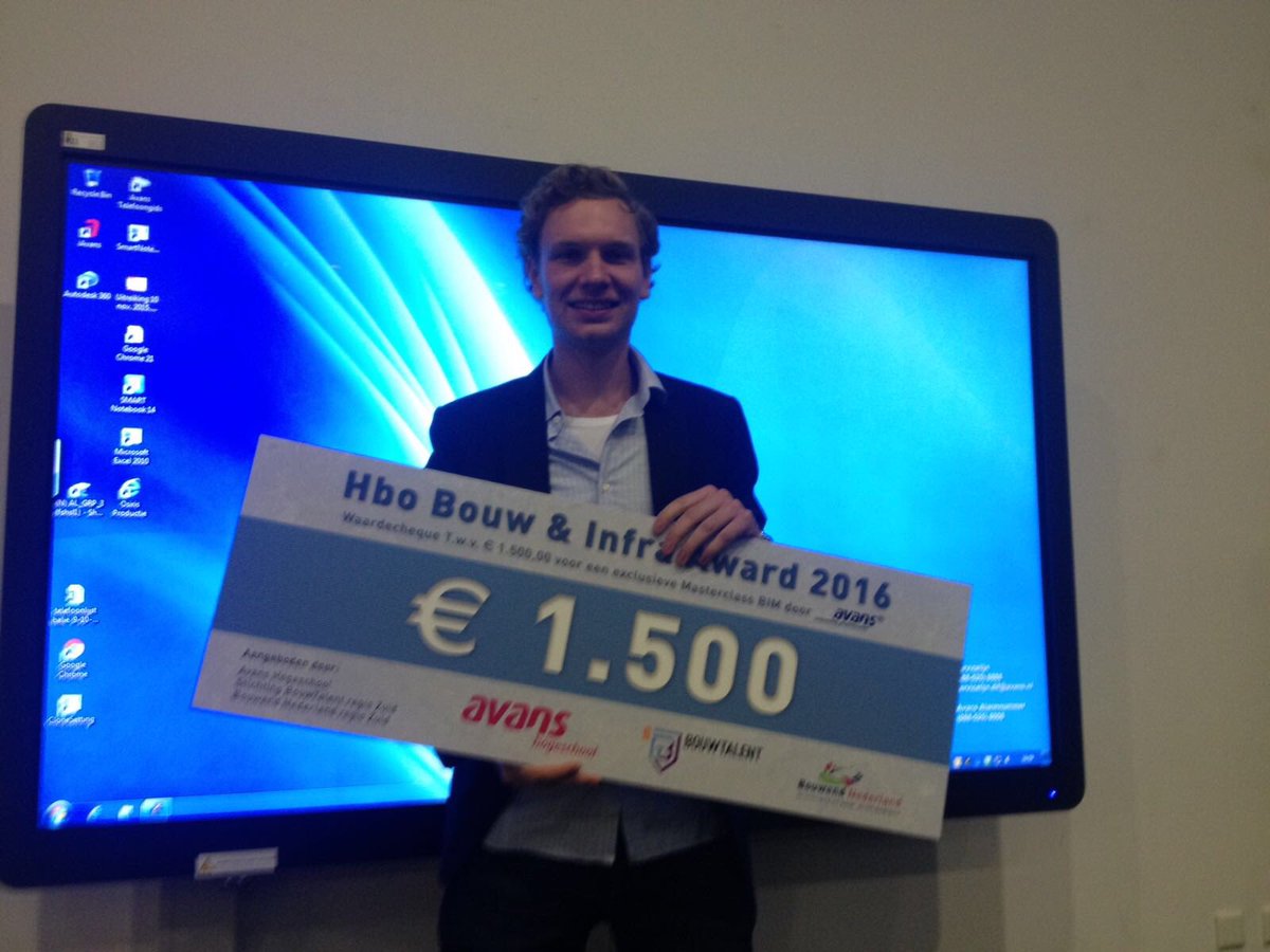LearningWaves20's tweet photo. Ook een podiummoment voor @TimVissers23. Hij won vandaag met @RoelvndnBerg de HBO Talent Award met hun afstudeeronderzoek! #MBLEvent2016 https://t.co/Wq3bg71LcR
