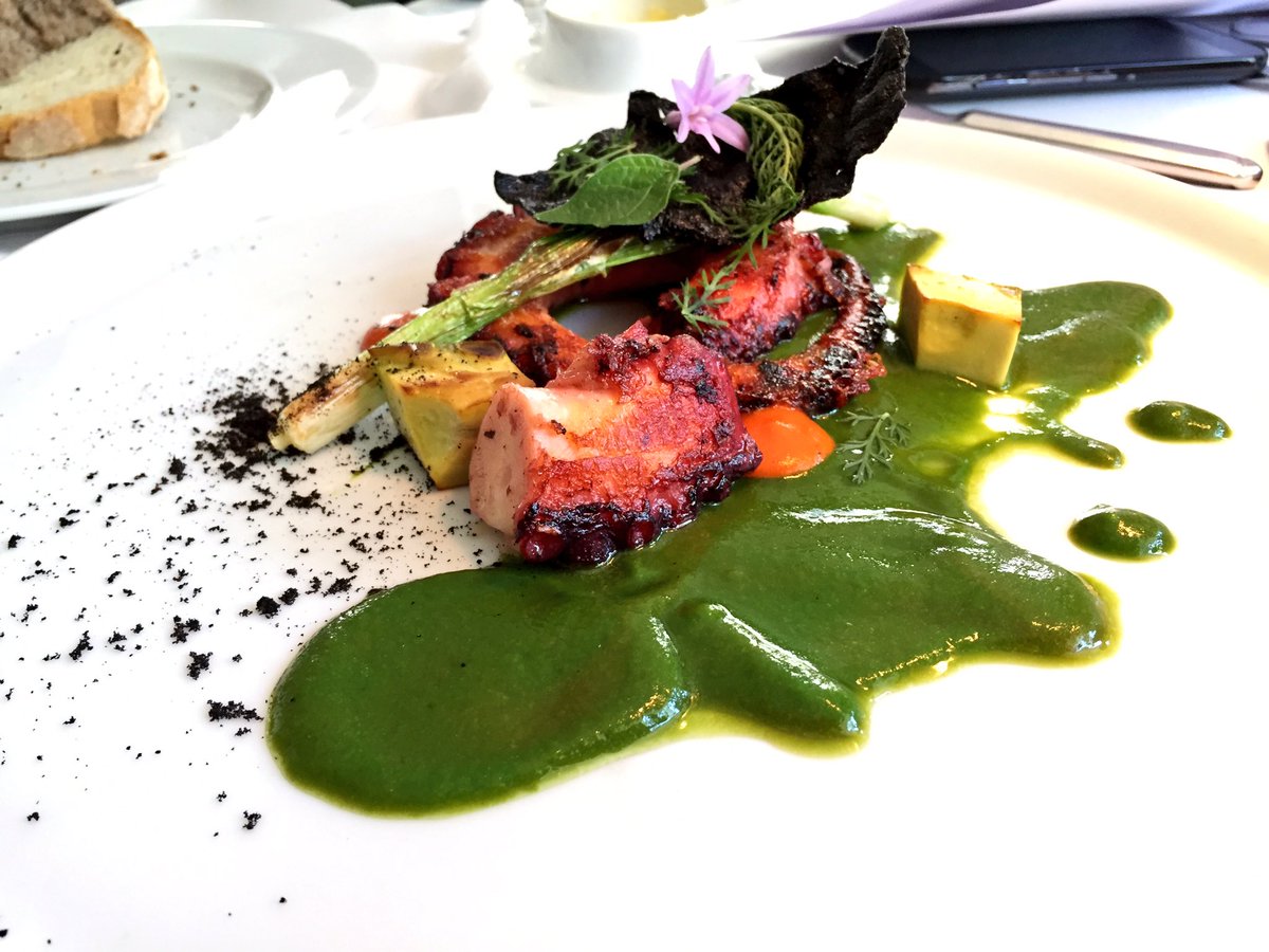 Pulpo a la parrilla con puré de berro, emulsión de pimiento quemado y hierbas #almuerzo en <a href="/EuropeoRest/">Restaurant Europeo</a> junto a <a href="/wherelunch/">WhereLunch</a> #FelizJueves