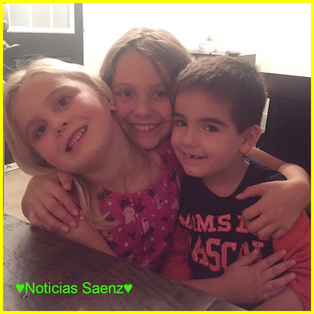 NoticiasSaenz's tweet photo. Amor de primos #Inigualable #Unico #GranFelicidad #NuncaCambiara ☺ ♥ https://t.co/tQaJtnamUP