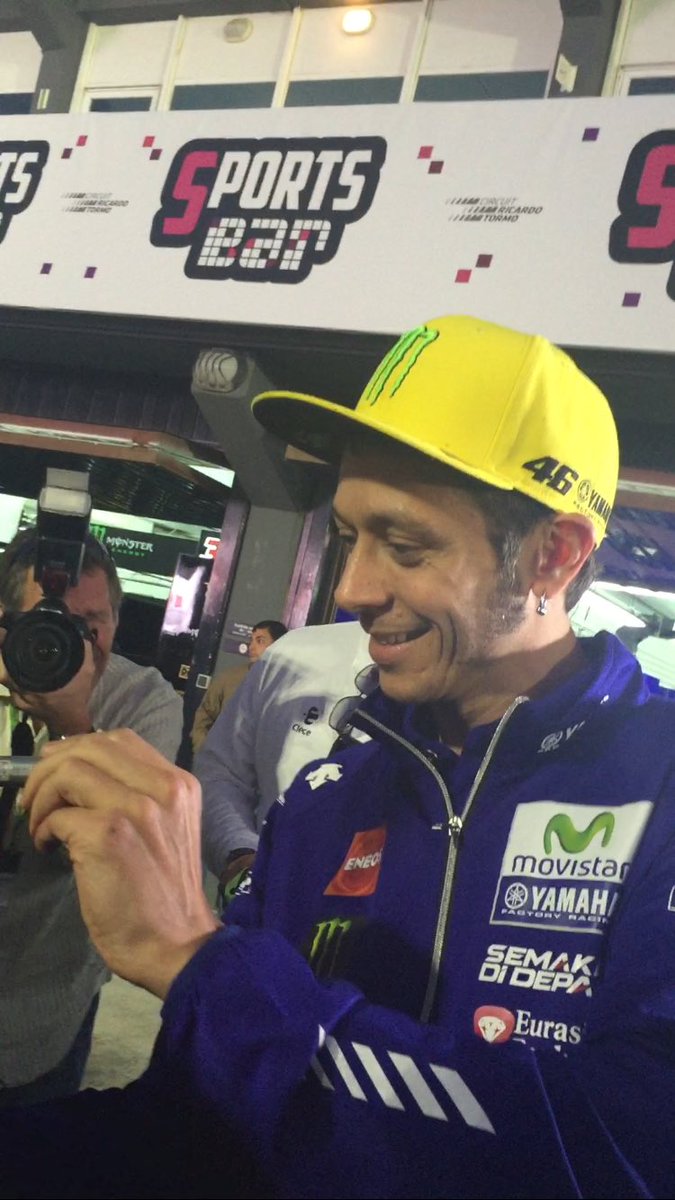 sarmcf_'s tweet photo. Este año fueron 10 horas esperando pero vale la pena cuando nos recibes con esta sonrisa. Eres enorme. MILES DE GRACIAS 💛 https://t.co/7qK8MykBGa