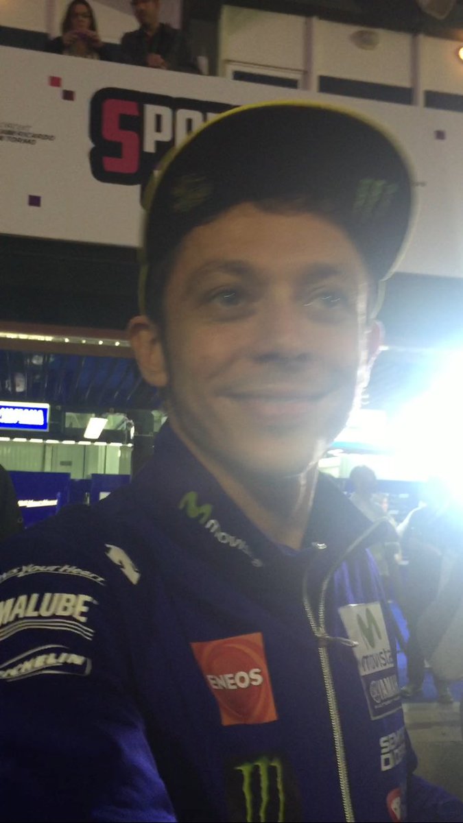 sarmcf_'s tweet photo. Este año fueron 10 horas esperando pero vale la pena cuando nos recibes con esta sonrisa. Eres enorme. MILES DE GRACIAS 💛 https://t.co/7qK8MykBGa