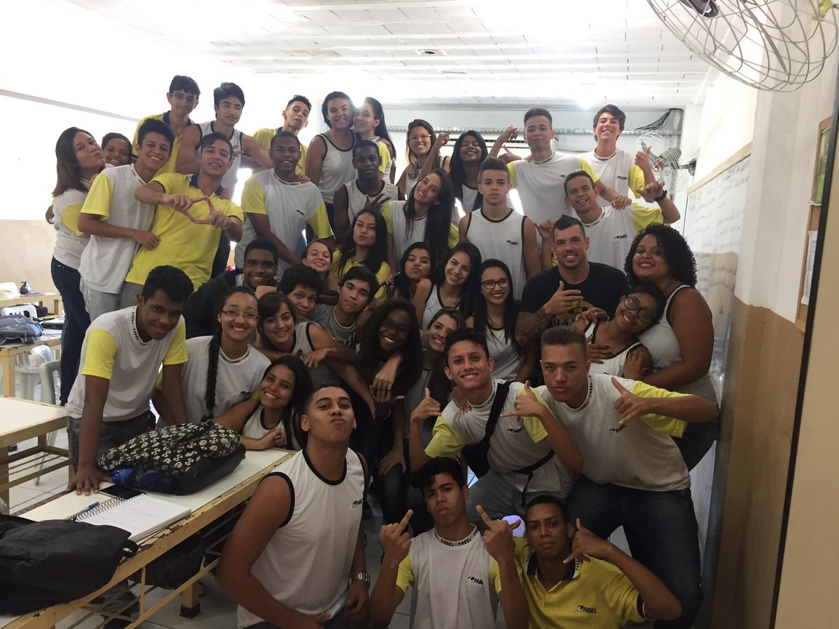 32Em2016's tweet photo. Heróis do penúltimo dia de aula #AdeusFeijole #AdeusClayton https://t.co/qSiz67XwLJ