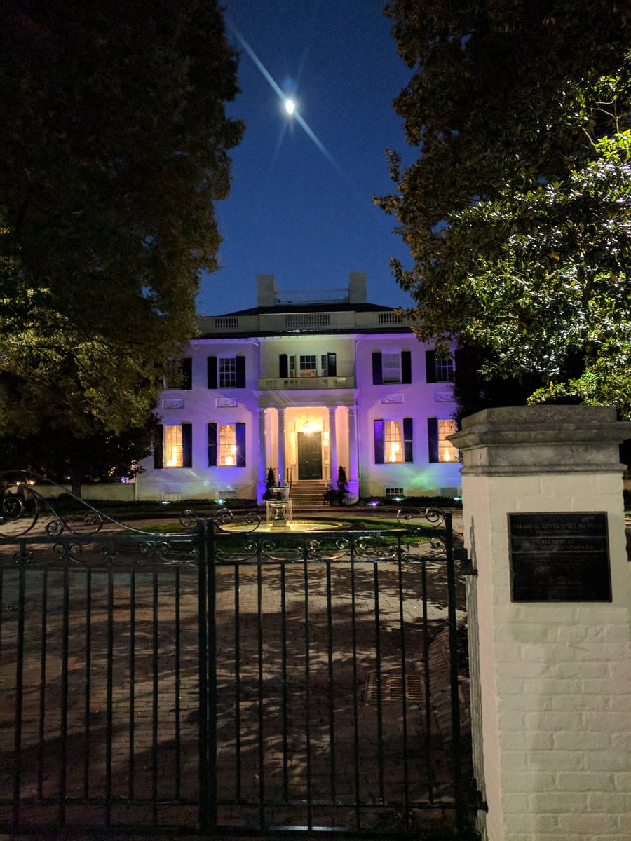 CapitalResults's tweet photo. Great to see @GovernorVA mansion turn purple tonight in ceremony led by Deputy Sec of HHR Joe Flores to raise awareness of Alzheimer's https://t.co/u6kwD6rsCQ