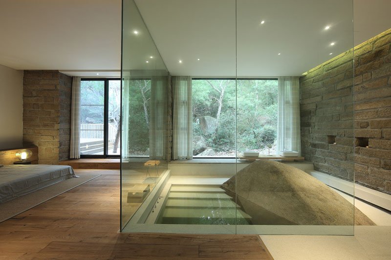 CONTEMPORIST's tweet image. There&apos;s A Boulder In This Bathroom bit.ly/2fV7Iwy

#architecture #bathroom #nature #interiordesign