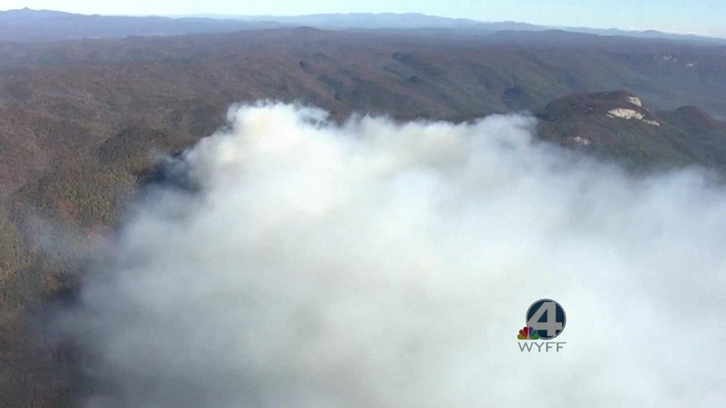 wyffnews4's tweet photo. Sky 4: Fire near Table Rock State Park https://t.co/kSmGesHqOD https://t.co/LJi5nGLGus