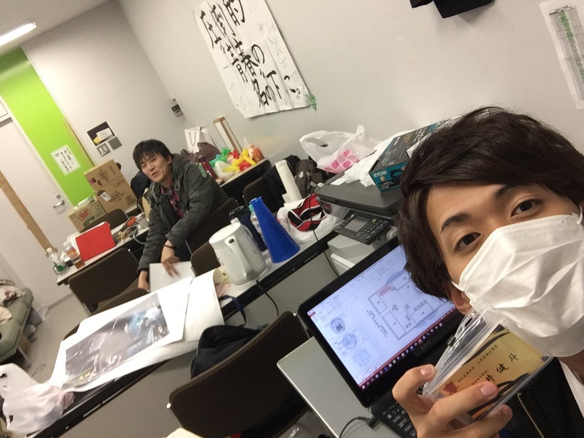 JumperKento0608's tweet photo. 結局学生会室で朝まで共に起きていたのは四年生の長い仲間OWARI氏。まだまだみんな戦闘モード。2時間後にはステージ達が立ち始める。大学の学生サイトも応援してくれてた。初。ありがたや。ふぉい
#AM06:08 https://t.co/4ALlhdeVaC