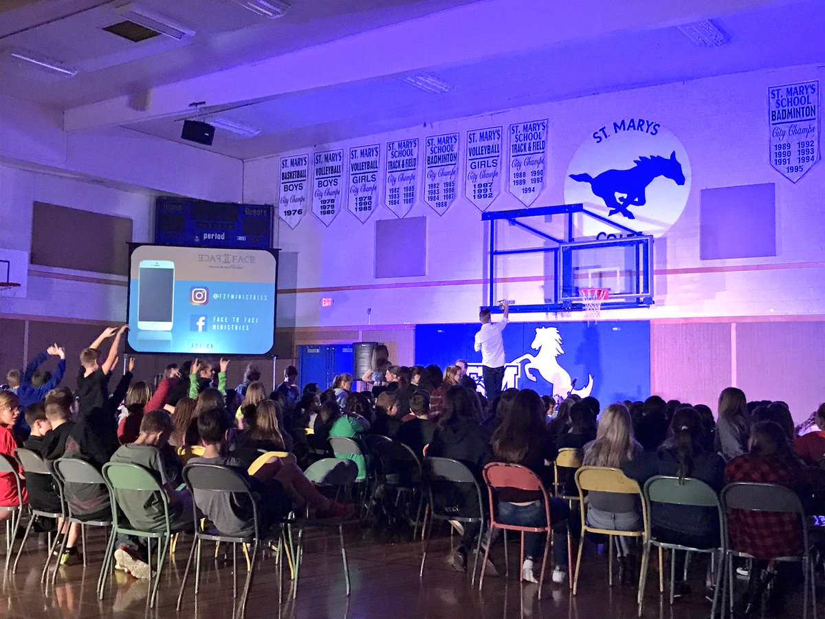 Nothing like a giant group selfie to finish off the afternoon! <a href="/F2FMinistries/">FacetoFace</a> #F2Fretreats <a href="/StMarys_MH/">St. Mary's School</a>