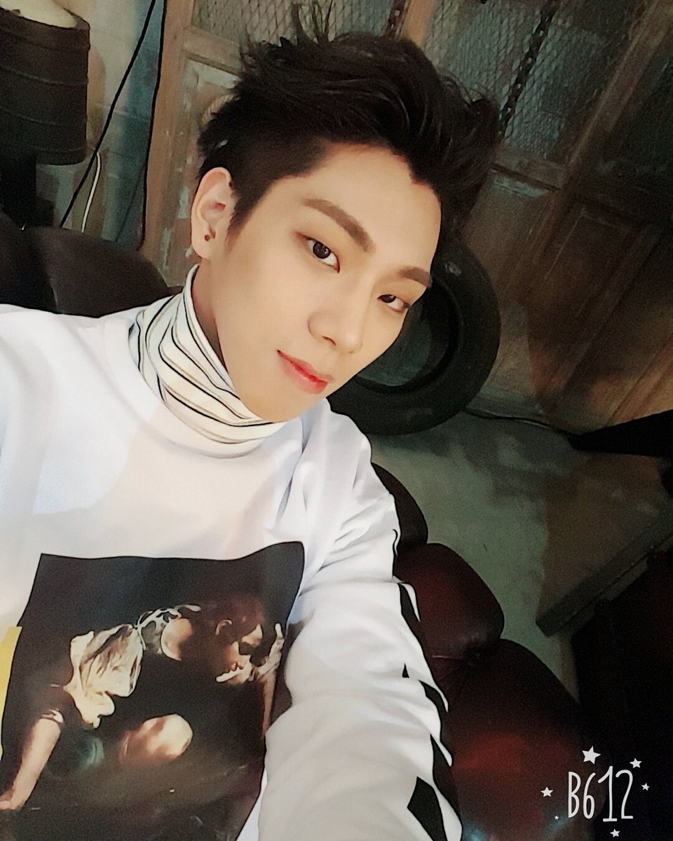 KNKBrazil's tweet photo. [TWT/TRANS] 10/11/2016 YOUJIN: 
"Vocês também gostam da White Version? #knk #youjin #Vocês #Tambem #Gostam #VersãoBranca #Versão #Risonho" https://t.co/zbv7vToLgY