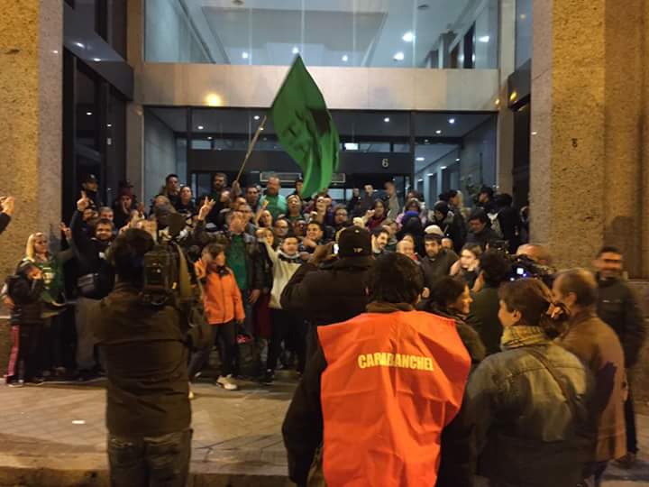 PAH_Valencia's tweet photo. De verdad @GoldmanSachs crees que esto se ha acabado? #GoldmanSachsEscucha pararemos cuando dejes de tirar a la gente de su casa! @PahParla https://t.co/eiK4DOjsrR