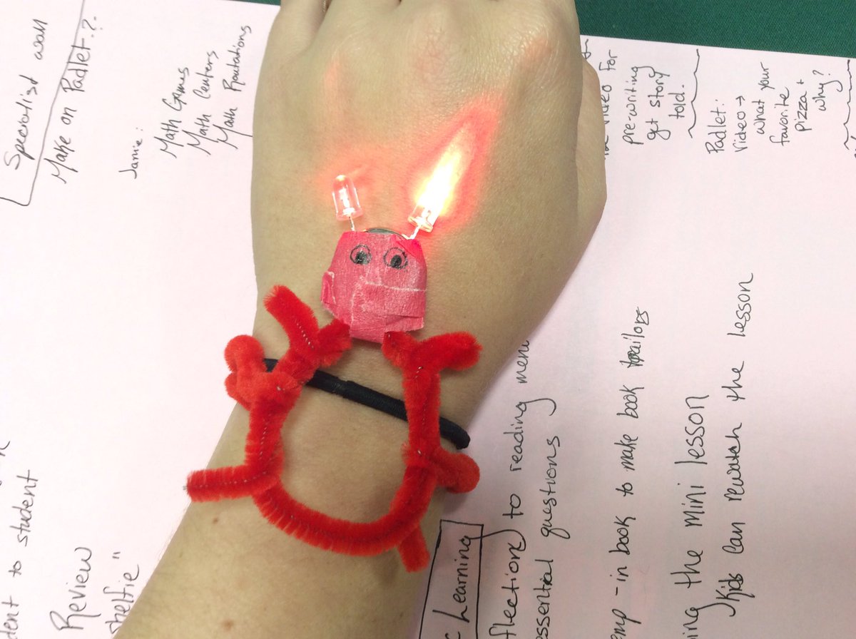 teachingNpink's tweet photo. Teacher's maker space! #essd40pd https://t.co/3l6zt3lQR1