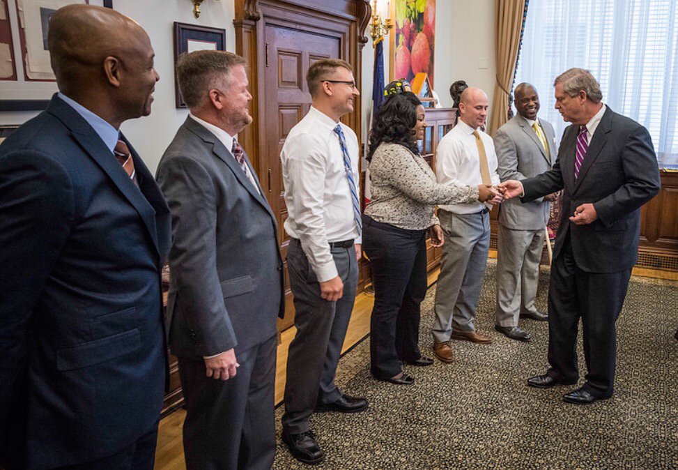 USDA_AMS's tweet photo. AMS is proud to have over 300 veterans in our workforce working on programs to support the mktg of U.S. agricultural products #VeteransDay https://t.co/dcVmluP6lf
