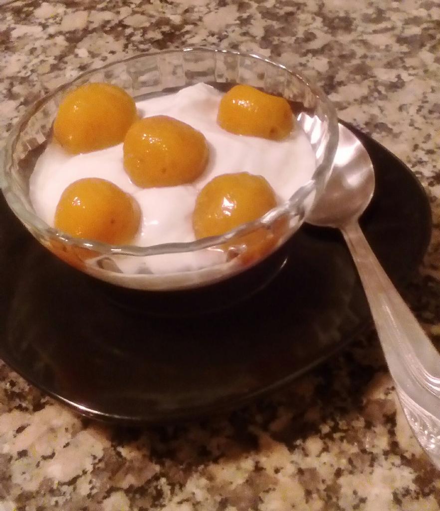 MabelGandara's tweet photo. @undiacomohoy. Cenando. Postre, queso fresco y mirabeles caseros en almíbar. https://t.co/m2C3vCztHU