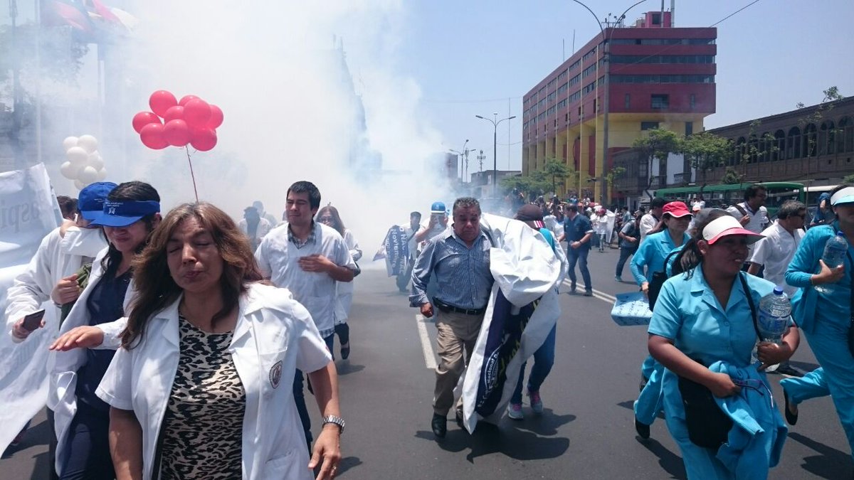 Mjv33Monica's tweet photo. @VeroLinaresC #Peru 10/11/16.#PPK Represion en marcha d #medicos.Asi dialoga gobierno.Reprime a #Medicos y da las gracias a  #corruptos https://t.co/m1ACdUNe1J
