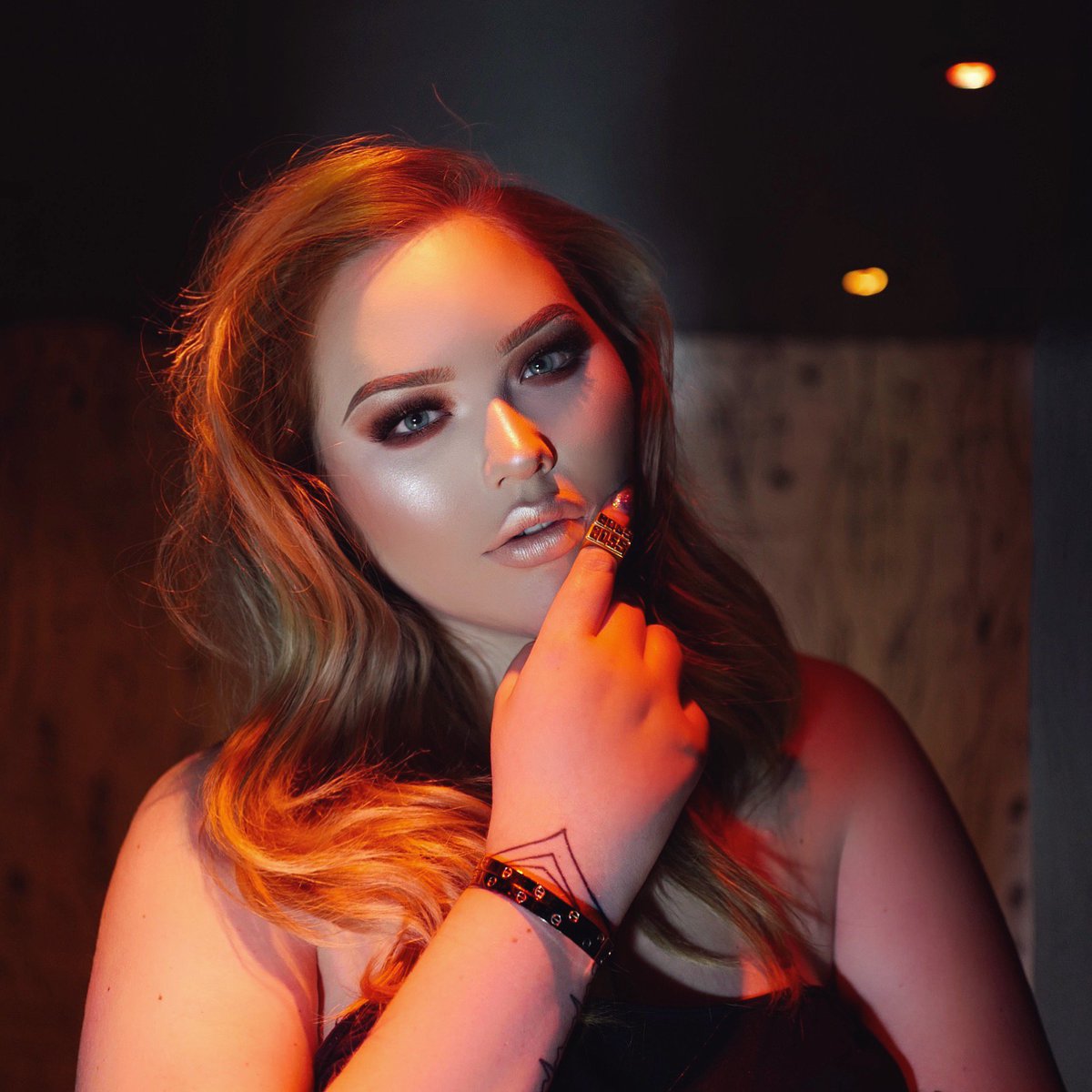 NikkieTutorials's tweet photo. New York, concrete jungle of GLAM! 🗽 @Maybelline https://t.co/vffRhOB4xo