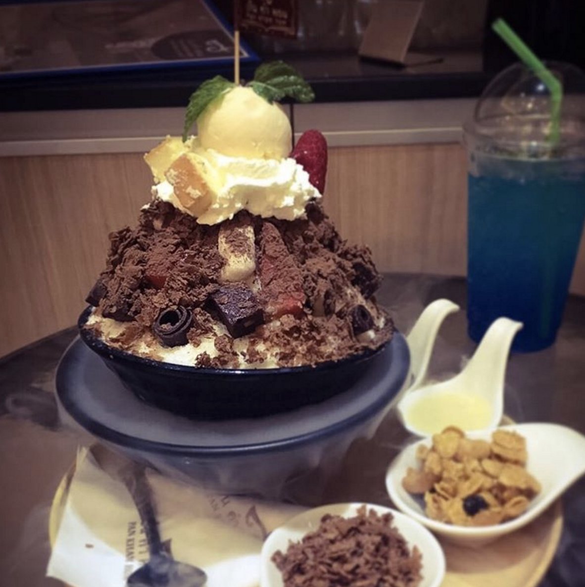 FactoryPkh's tweet photo. อลังการงานบิงซู ช็อคโกแลตมาเต็ม สตอเบอรี่ลูกโตๆเต็มๆคำ
ที่ร้านปั้นคำหอม สาขาบ้านโป่ง,สาขาม.ศิลปากร นครปฐม นะจ๊ะ #อร่อยไปแดก @aroii https://t.co/N0mVzx9UHl