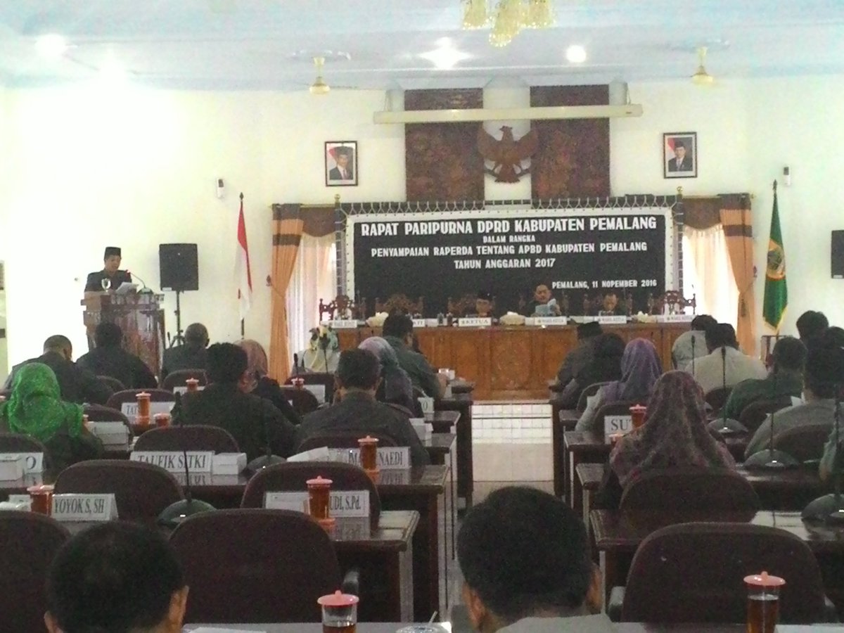 Bupati Pemalang H.Junaedi, SH, MM ketika membacakan Sambutan Penyampaian Raperda tentang APBD Kab.Pemalang TA 2017