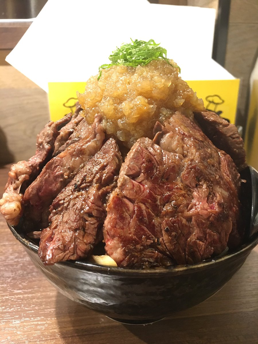 キャンディ 元祖特盛ステーキ丼 1ポンドのステーキ ハンバーグのタケル 御徒町 総重量1kgのステーキ丼 をリーズナブルな価格で味わえるお店で 奇数日は特盛ステーキ丼 偶数月ユッケ風レアステーキ丼が１日5食限定で提供されるの 値段は940円 お肉も