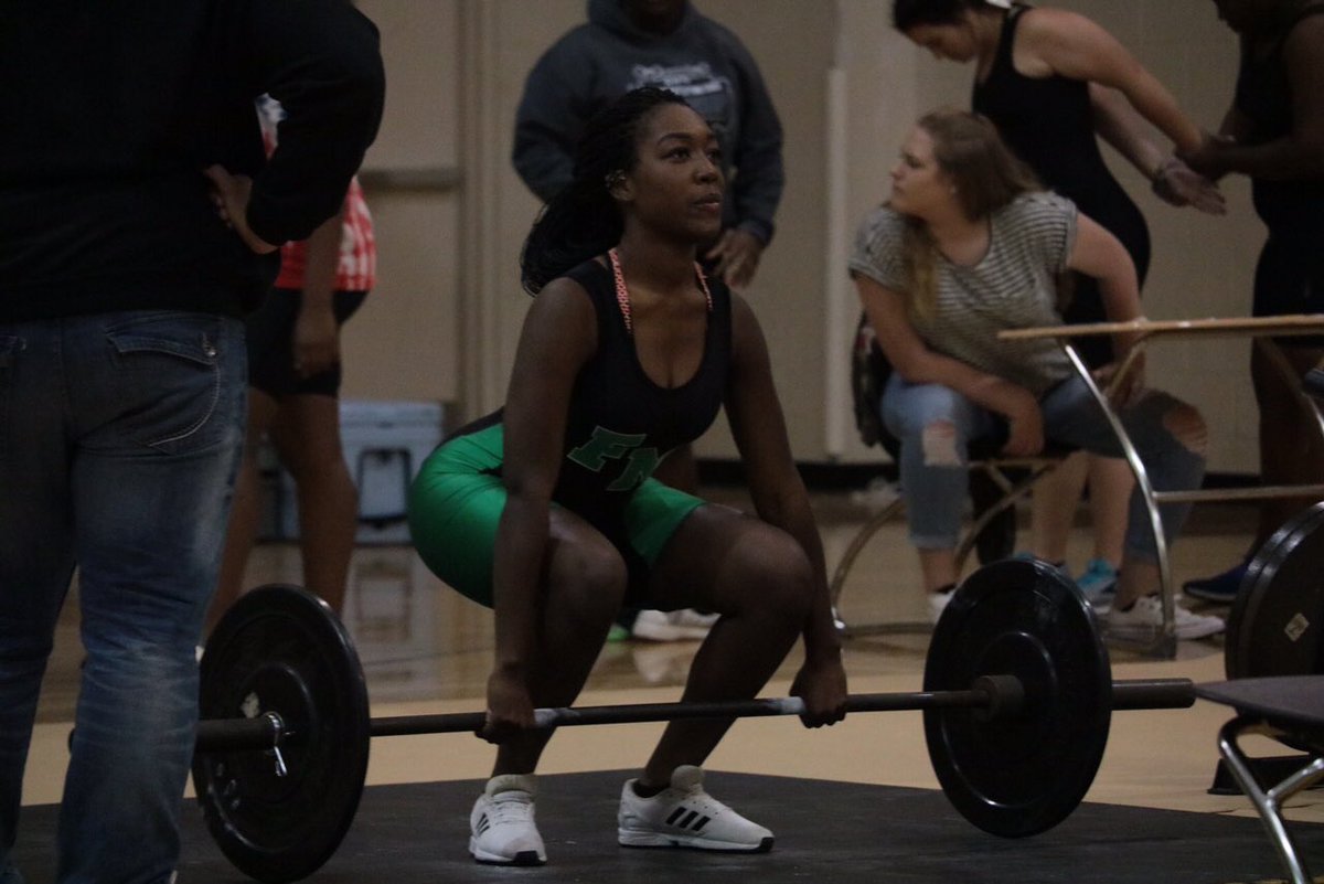 GREENWAVE_SandC's tweet photo. It all starts with the setup.  #startrightendright #girlsweightlifting @FMHSAthletics https://t.co/8aB1dDmvrJ