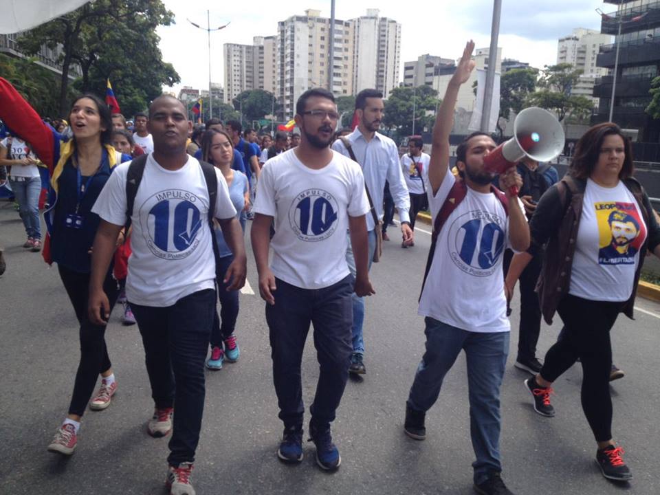 infodevenezuela's tweet photo. Nuestros estudiantes no han abandonado la calle y hoy exigen a la mesa de dialogo #EleccionesYa https://t.co/cP8oWwizCV
